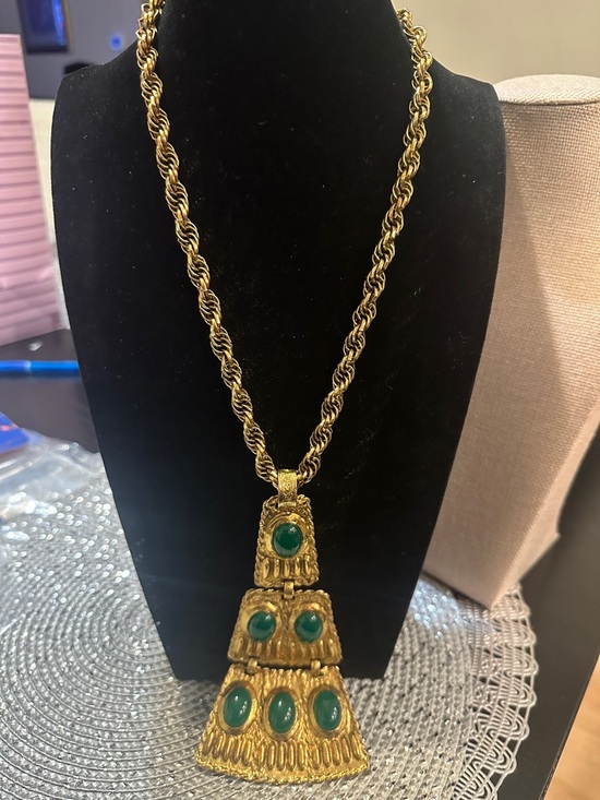 Jewelry - Elegant Vintage Gold tone Necklace with Green cabochons